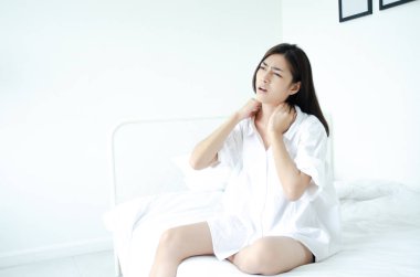 Acı olan hasta kadın.