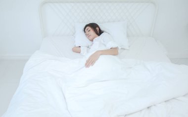 Beyaz pijama giyen kadınlar dinleniyor.