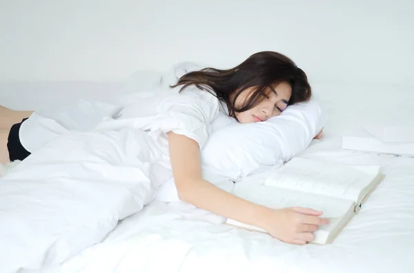 La gente lee libros para dormir — Foto de Stock