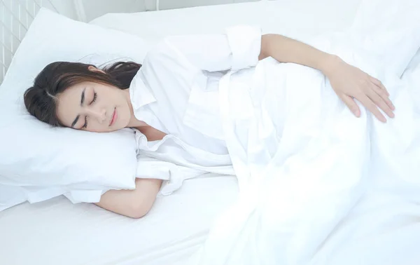Wanita memakai piyama putih sedang beristirahat . — Stok Foto