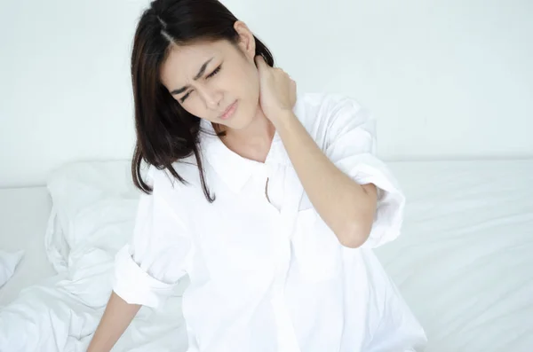 Asiatische Frauen Tragen Schlafzimmer Weiße Pyjamas Sie Hat Schmerzen Nackenbereich — Stockfoto