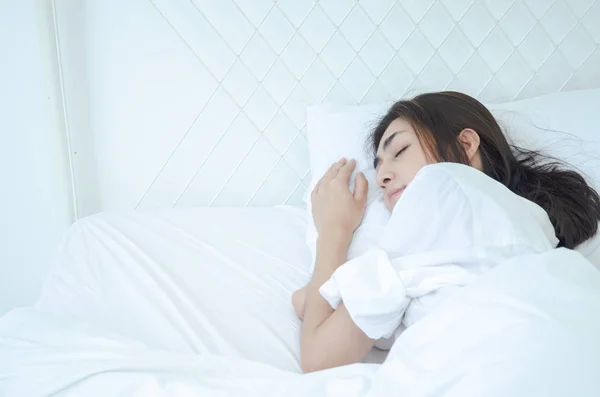 Όμορφη Γυναίκα Κοιμάται Στο Υπνοδωμάτιο — Φωτογραφία Αρχείου