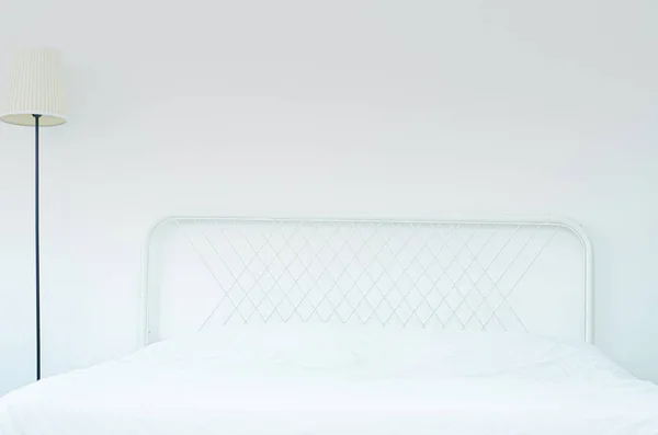 Clean White slaapkamer concept. — Stockfoto