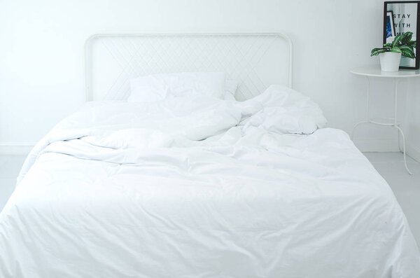 Концепция чистой белой спальни
.