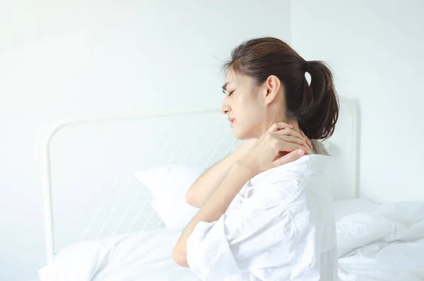 Mujer enferma con dolor . — Foto de Stock