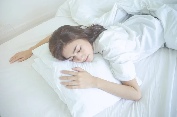 Yatak Odasında Uyuyan Güzel Bir Kadın Yatakta Yüzüstü Yatan Kadın — Stok fotoğraf