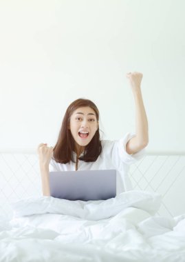 Kadınlar çalışıyor ve mutlu.