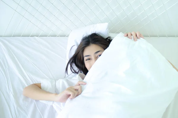 Mulher Bonita Dormindo Quarto Mulher Deitada Cara Para Baixo Cama — Fotografia de Stock