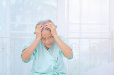 Asya kadınlar ağrı ile rahat değildir.