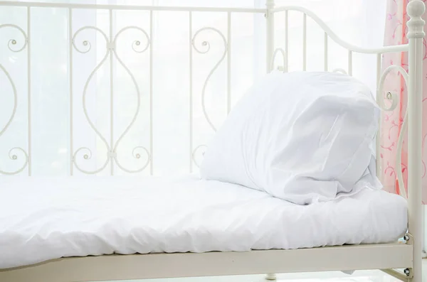 Witte bed — Stockfoto