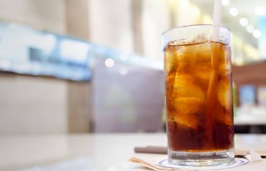 Beyaz bir arka plan üzerinde içme cam.