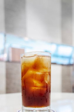 Beyaz bir arka plan üzerinde içme cam.