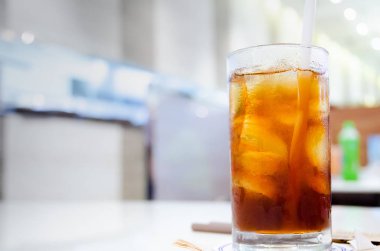 Beyaz bir arka plan üzerinde içme cam.