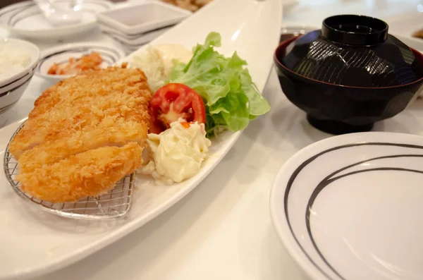 Японські страви на тарілку, білий. — стокове фото