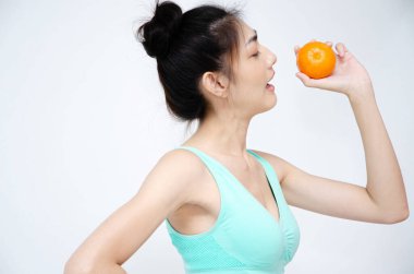 Beyaz arkaplan kullanan insanlar.