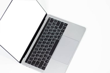 Gri dizüstü bilgisayarlar yalıtılmış beyaz arka planlara yerleştirilir.