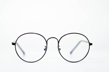 Beyaz arkaplandan izole edilmiş nesneyi kavra.