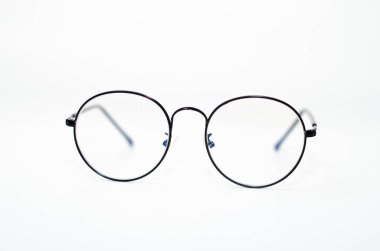 Beyaz arkaplandan izole edilmiş nesneyi kavra.