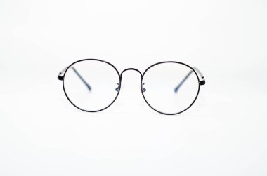 Beyaz arkaplandan izole edilmiş nesneyi kavra.