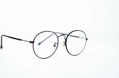 Beyaz arkaplandan izole edilmiş nesneyi kavra.