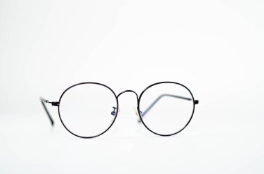 Beyaz arkaplandan izole edilmiş nesneyi kavra.