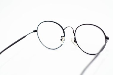 Beyaz arkaplandan izole edilmiş nesneyi kavra.