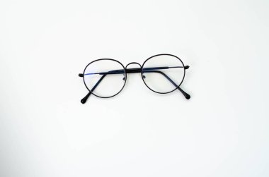 Beyaz arkaplandan izole edilmiş nesneyi kavra.