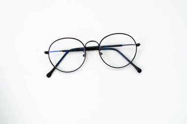 Beyaz arkaplandan izole edilmiş nesneyi kavra.