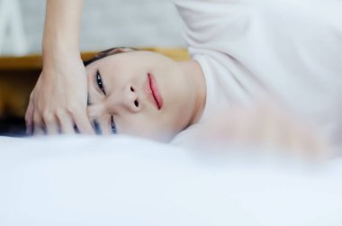 Asyalı kadınlar baş ağrısıdır. Bayan sabah uyandığında migrenle uyanır. Uykusuzluk uyandığında baş ağrılarına neden olur..