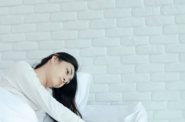 Mujer Asiática Está Dormitorio Blanco Ella Está Dormida Una Chica — Foto de Stock