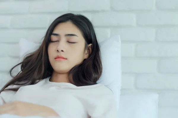 Wanita Cantik Tidur Kamar Tidur Wanita Berbaring Menghadap Bawah Pada — Stok Foto