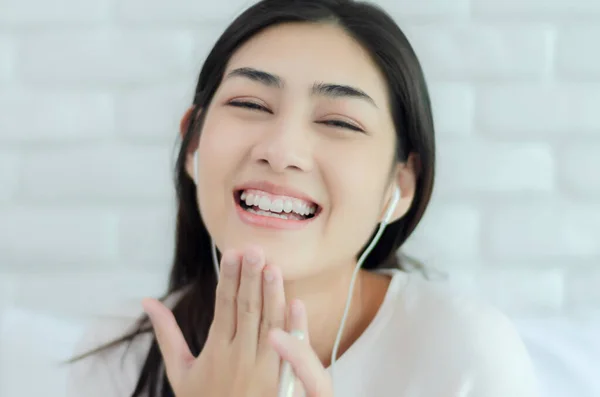 Schöne Asiatische Frauen Die Morgens Schlafzimmer Singen Das Mädchen Lächelte — Stockfoto