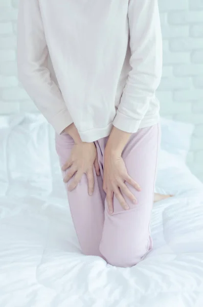 Pembe Pantolonlu Kadın Vajinası Kaşınıyor Kadının Eli Bacaklarının Arasına Yerleştirilmiş — Stok fotoğraf