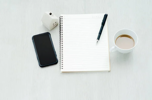 Het Boek Heeft Een Zwarte Pen Met Een Zwarte Smartphone — Stockfoto