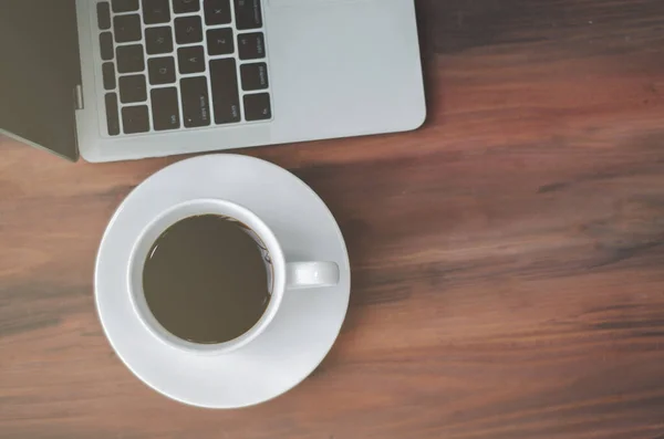 Witte Koffiebeker Een Grijze Computer Het Bureau Bovenaanzicht Kopieer Ruimte — Stockfoto