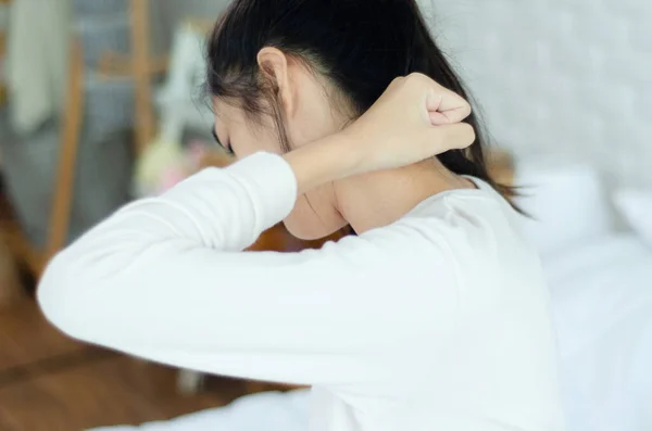 Asiatische Frauen Tragen Schlafzimmer Weiße Pyjamas Sie Hat Schmerzen Nackenbereich Stockfoto