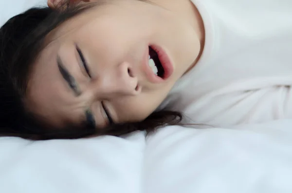 Asyalı Kadınlar Baş Ağrısıdır Kadın Sabah Migrenle Uyanır Uykusuzluk Uyandığında - Stok İmaj