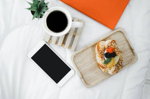 Auf Weißem Hintergrund Stehen Kaffee Smartphones Brot Mit Einem Orangen Stockbild