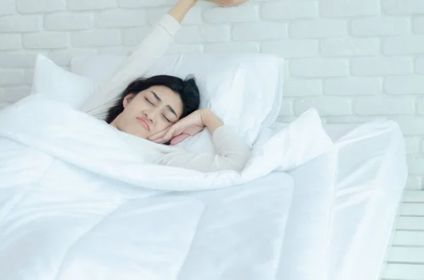 Kamar Tidur Putih Ada Wanita Yang Terbangun Tempat Tidur Pagi — Stok Foto