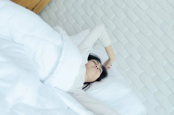 Kamar Tidur Putih Ada Wanita Yang Terbangun Tempat Tidur Pagi — Stok Foto