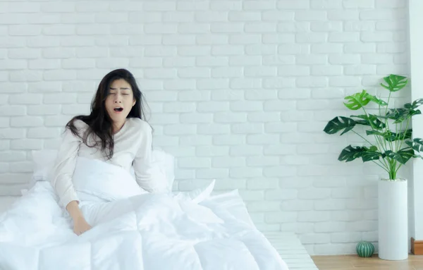 Dormitorio Blanco Había Mujeres Que Estaban Despiertas Cama Por Mañana — Foto de Stock