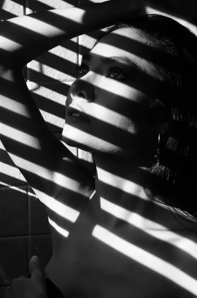 Sombras Lançadas Através Dos Rostos Das Mulheres Uma Linha Reta — Fotografia de Stock
