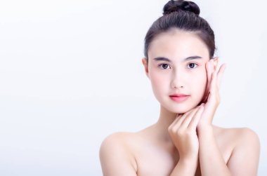 Asyalılar çekicidir, gülümserler ve cilt sağlıkları iyidir. Beyaz arka planda izole edilmiş güzellik kozmetik konsepti.