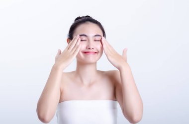 Asyalılar çekicidir, gülümserler ve cilt sağlıkları iyidir. Beyaz arka planda izole edilmiş, güzellik için kozmetik konsept..