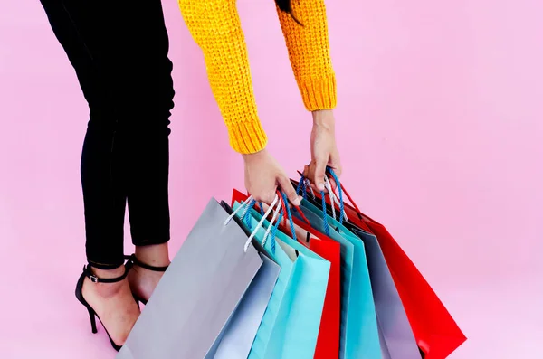 Las Mujeres Asiáticas Usan Ropa Negra Llevar Una Bolsa Compras — Foto de Stock