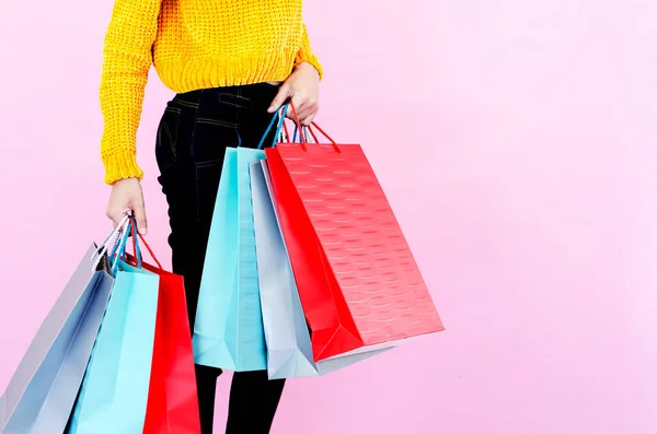 Las Mujeres Asiáticas Usan Ropa Negra Llevar Una Bolsa Compras — Foto de Stock