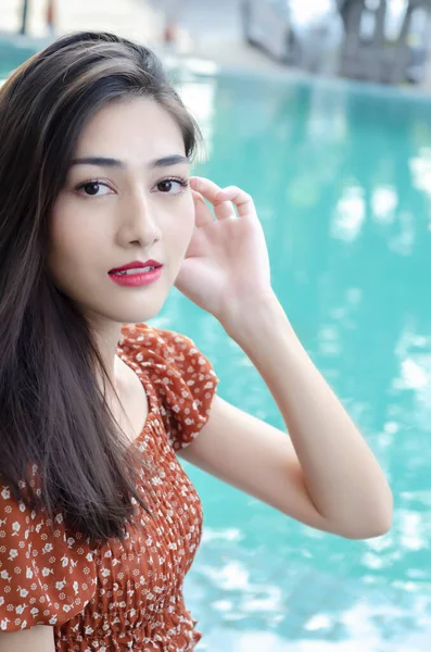 穿着棕色衬衫 在游泳池里放松的美丽的亚洲女人 — 图库照片