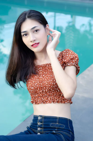 Belles Femmes Asiatiques Dans Une Chemise Brune Relaxant Dans Piscine — Photo