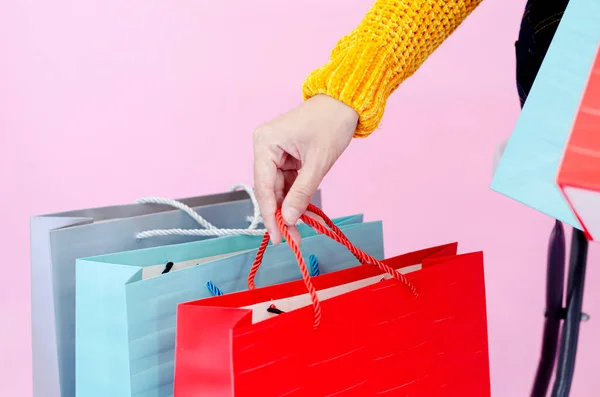 Las Mujeres Asiáticas Usan Ropa Negra Llevar Una Bolsa Compras — Foto de Stock