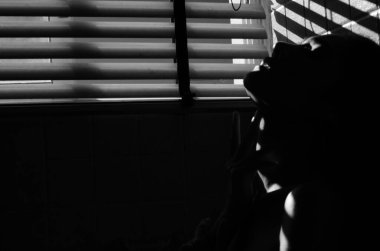 Kıyafet giymeyen güzel kadınlar, siyah-beyaz resim geliştirme ve resme tahıl ekleme. Kadın resimleri, çıplak sanatlar..